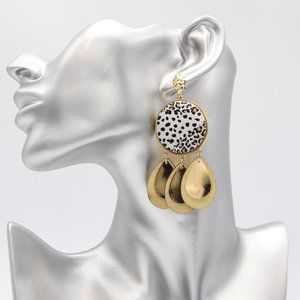 U1EJCE3696 Animal Print Wood Fringe Earrings